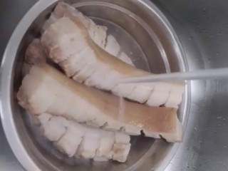 5、啤酒五花肉,捞出洗净控干水分