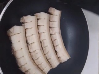 6、啤酒五花肉,锅不放油五花肉下锅煎