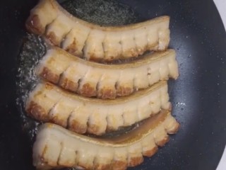 7、啤酒五花肉,煎出油脂