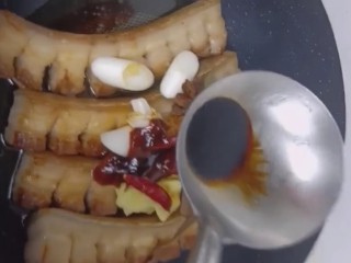 8、啤酒五花肉,然后加入葱姜，八角，干辣椒，桂皮，香叶，叉烧酱，耗油，味极鲜，老抽