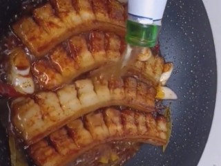 9、啤酒五花肉,加半瓶的啤酒