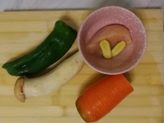 1、胡萝卜拌鸡丝,准备好所有食材，洗净备用