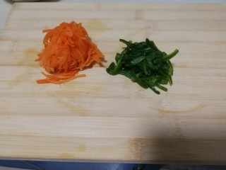 7、胡萝卜拌鸡丝,等水出来，捏干备用