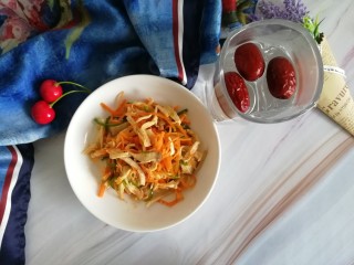 12、胡萝卜拌鸡丝,如果能有些生菜、水果点缀，会更赞哒！