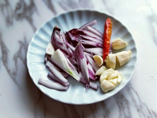 2、深夜食堂&看球必备下酒菜-爆炒螺丝,洋葱，大蒜去皮，切碎。