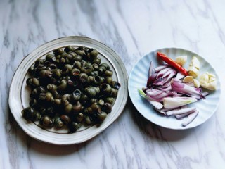 3、深夜食堂&看球必备下酒菜-爆炒螺丝,准备工作完成。