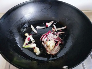 4、深夜食堂&看球必备下酒菜-爆炒螺丝,起油锅，加入切好的洋葱蒜煸炒。