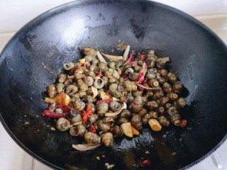 7、深夜食堂&看球必备下酒菜-爆炒螺丝,再把螺丝倒入锅中。