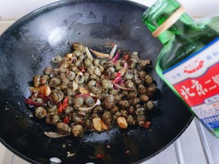 9、深夜食堂&看球必备下酒菜-爆炒螺丝,再加入白酒，可以去腥味，这样烧出来的螺丝不但没有腥味，肉质还比较嫩。