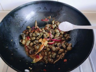 10、深夜食堂&看球必备下酒菜-爆炒螺丝,加入盐，这道菜不能特别清淡，否则烧出来淋干的肉质没有味道。