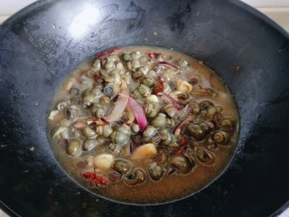 11、深夜食堂&看球必备下酒菜-爆炒螺丝,加入少许开水，将螺丝烧熟即可出锅。