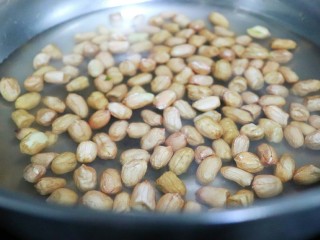 3、超下酒菜之香菜花生米,花生米清水洗干净，沥水。
