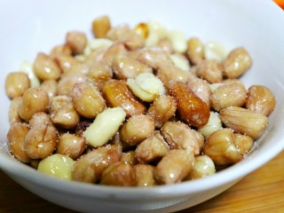 6、超下酒菜之香菜花生米,趁热撒上盐，拌匀。