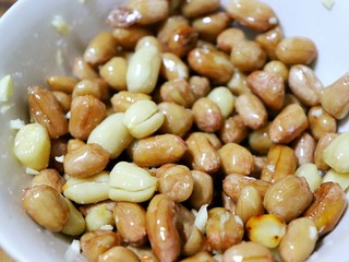 7、超下酒菜之香菜花生米,再放上蒜末，拌匀。蒜就着花生米的余温可以产生蒜香味。