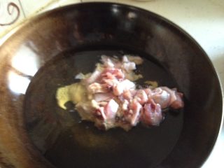 2、贵州辣子鸡,如图锅里多放点油，六成热，转中火把鸡块下锅炸干到水分收干即可，不用把鸡炸得太干。