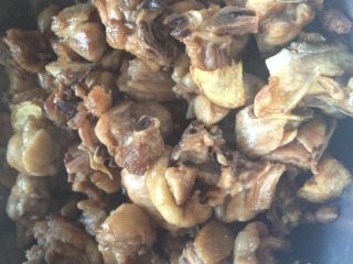 4、贵州辣子鸡,如图鸡块炸好后起锅备用