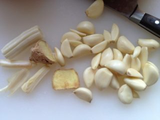 5、贵州辣子鸡,开始做辣椒，在贵州可以买到成品的糍粑辣椒，没有的话可以自己做，做法如下：干辣椒用热水泡发一个小时以上，泡软以后和适量姜蒜一起打碎，就制成糍粑辣椒了。