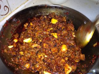 6、贵州辣子鸡,如图锅里多放点油，放花椒炸出香味，然后放切好的葱姜蒜，放入糍粑辣椒，和一勺豆瓣酱一起炒到辣椒熟了发出香味，就可以把鸡块倒进去，再加入蚝油，酱油，盐，糖等调料炒匀，加一碗水，小火稍微炖一会入味，然后大火收汁即可起锅。