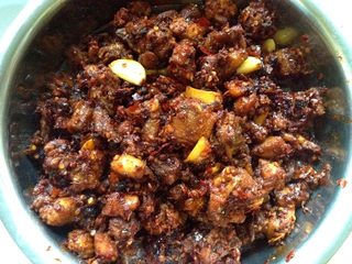 7、贵州辣子鸡,吃的时候可以直接当下饭菜，也可以煮火锅，或者用来拌面条米粉都很好吃。