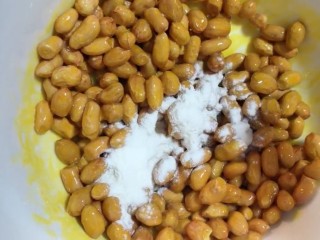 2、糖霜花生米,加入适量的面粉