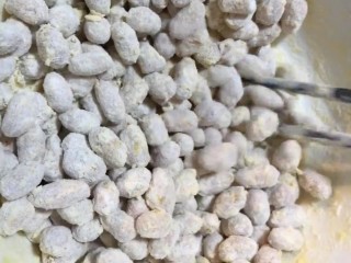 3、糖霜花生米,将花生均匀的蘸裹面粉