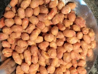 5、糖霜花生米,炸至金黄酥脆捞出