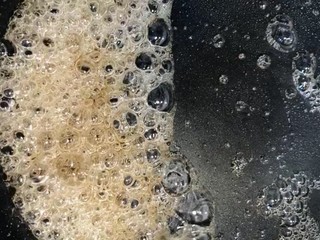 7、糖霜花生米,小火熬制枣红色