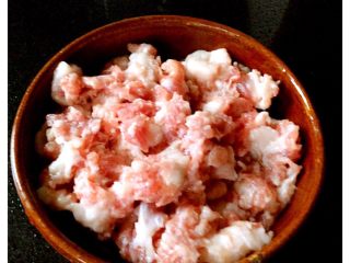 1、鸡蛋蒸猪肉,猪肉切碎剁烂