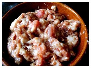 2、鸡蛋蒸猪肉,加盐、糖、胡椒粉、酱油，花生油搅匀待用