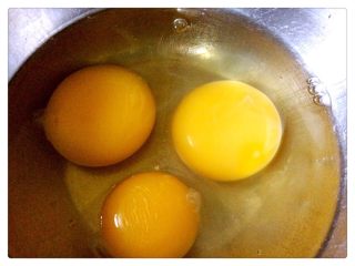 3、鸡蛋蒸猪肉,将鸡蛋打开，加入油盐糖水搅匀待用