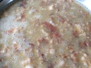 4、鸡蛋蒸猪肉,将已搅匀好的猪肉和鸡蛋合起来搅匀