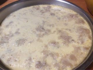 5、鸡蛋蒸猪肉,蒸锅水沸腾后，放入蒸锅蒸10分钟，就可以出锅啦，蒸出来的鸡蛋一样嫩滑。秘决是在蛋碟上加一只碟盖住，蛋就不会老啦