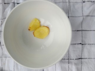 1、手撕鸡胸肉,姜切片