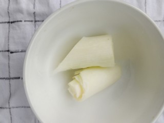 2、手撕鸡胸肉,葱切滚刀块