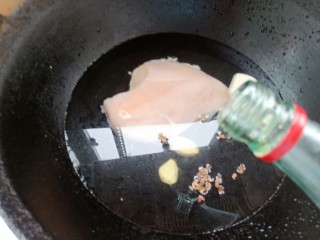 4、手撕鸡胸肉,倒入料酒