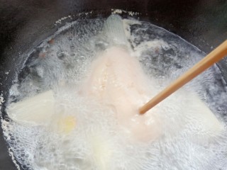 5、手撕鸡胸肉,煮开至筷子能轻松插入鸡胸肉最厚部分，没有血水渗出，捞出控凉