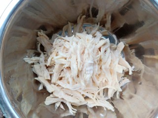 6、手撕鸡胸肉,鸡胸肉顺着纹路撕开