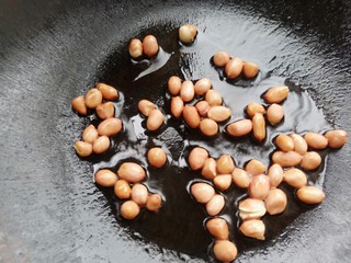 7、手撕鸡胸肉,热锅凉油，小火炒香花生米