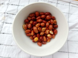 8、手撕鸡胸肉,盛出晾凉，备用