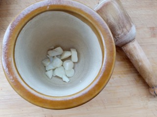 9、手撕鸡胸肉,大蒜去皮，切碎捣成泥