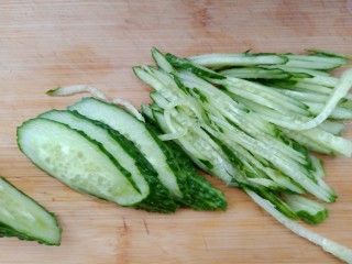 10、手撕鸡胸肉,黄瓜洗净切丝