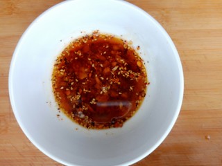 12、手撕鸡胸肉,泼入热油搅匀