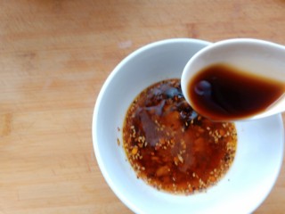 15、手撕鸡胸肉,加香醋搅匀