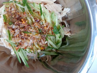 16、手撕鸡胸肉,鸡胸肉加黄瓜丝，倒入调料汁拌匀