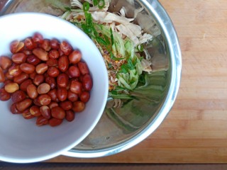 17、手撕鸡胸肉,加花生米拌匀