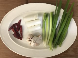 3、超下饭的油爆花蛤,备好所需香料