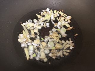 7、超下饭的油爆花蛤,爆到香料们都金黄色