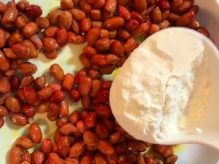 2、糖霜花生米,加入一勺面粉