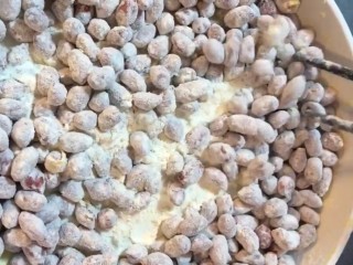 3、糖霜花生米,搅拌均匀