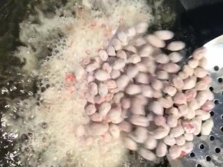 4、糖霜花生米,油温五成热下锅炸